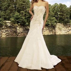 Allure Bridal Gown 8629 altered to size 0 Ivory